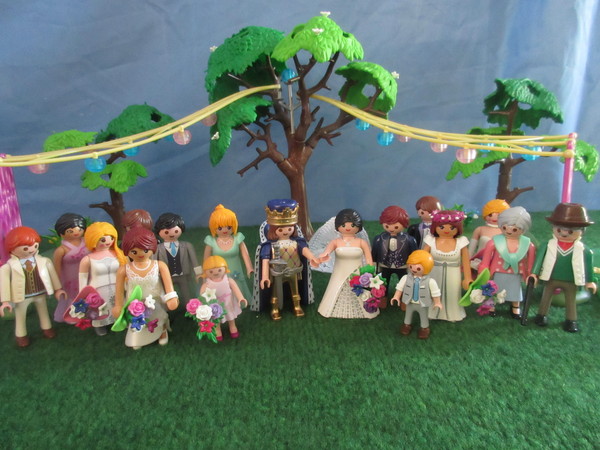 It's Royal Wedding day for the Playmobil people in our house...