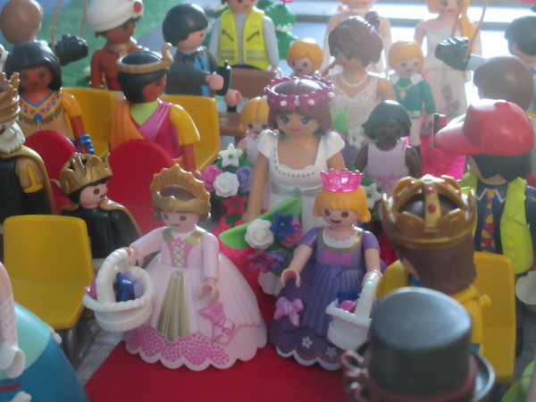 It's Royal Wedding day for the Playmobil people in our house...