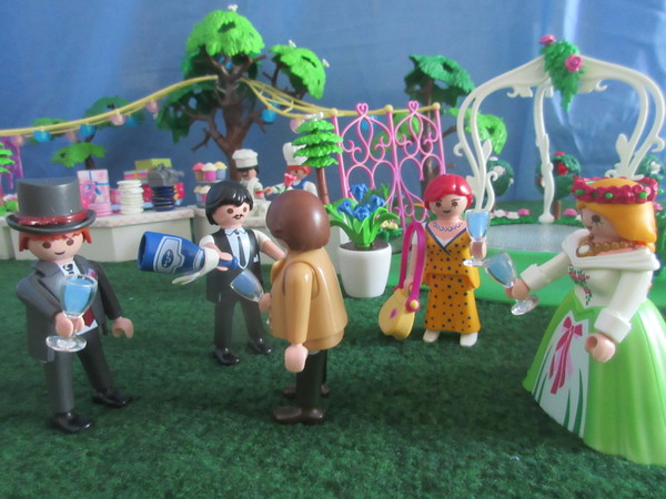 It's Royal Wedding day for the Playmobil people in our house...