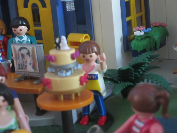 It's Royal Wedding day for the Playmobil people in our house...