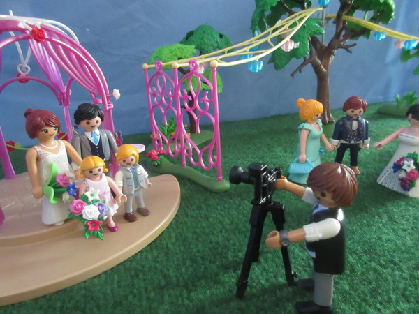 It's Royal Wedding day for the Playmobil people in our house...
