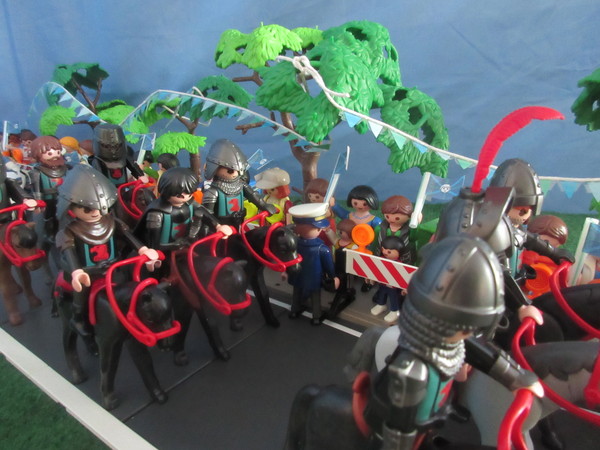 It's Royal Wedding day for the Playmobil people in our house...