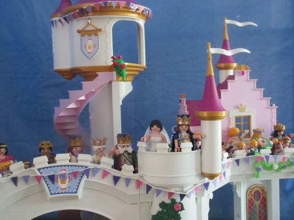 It's Royal Wedding day for the Playmobil people in our house...