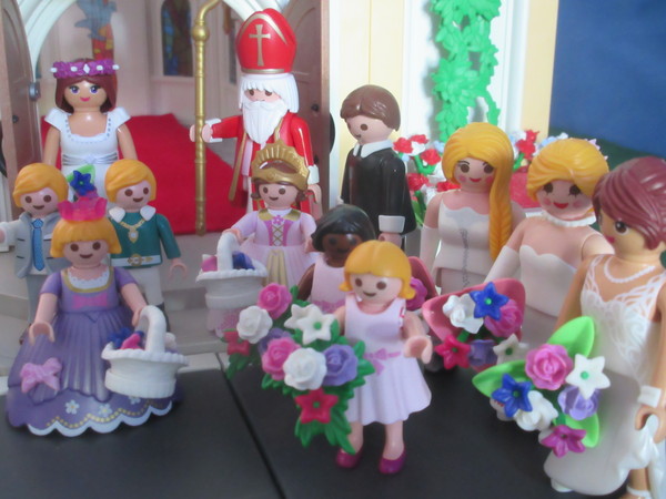 It's Royal Wedding day for the Playmobil people in our house...