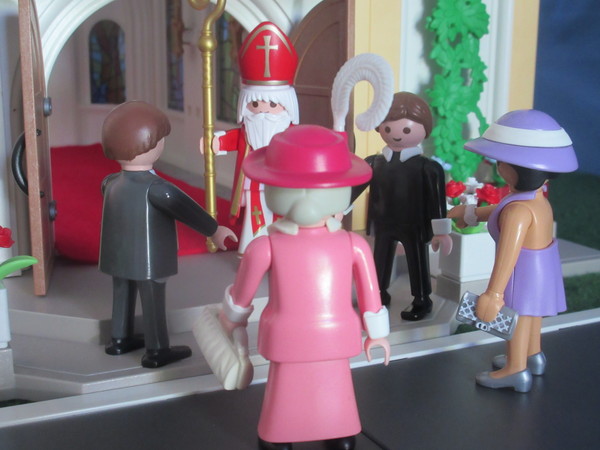 It's Royal Wedding day for the Playmobil people in our house...