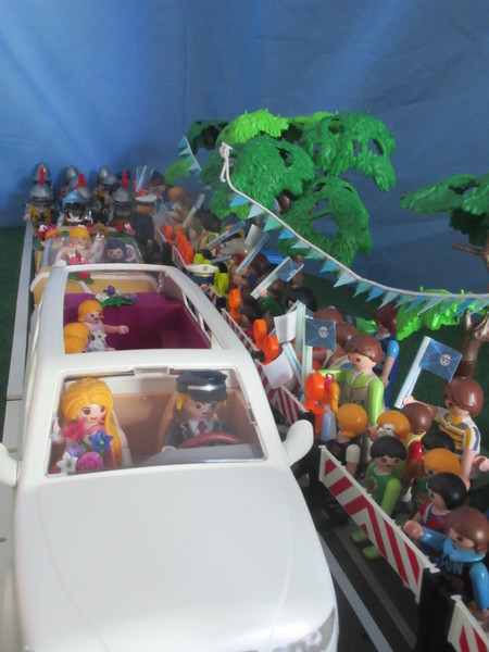 It's Royal Wedding day for the Playmobil people in our house...