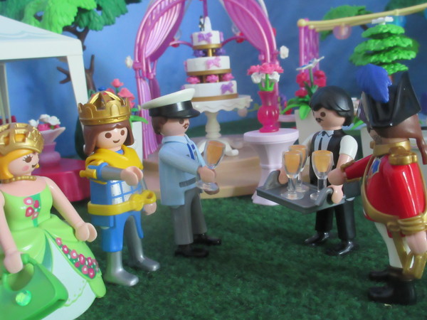 It's Royal Wedding day for the Playmobil people in our house...