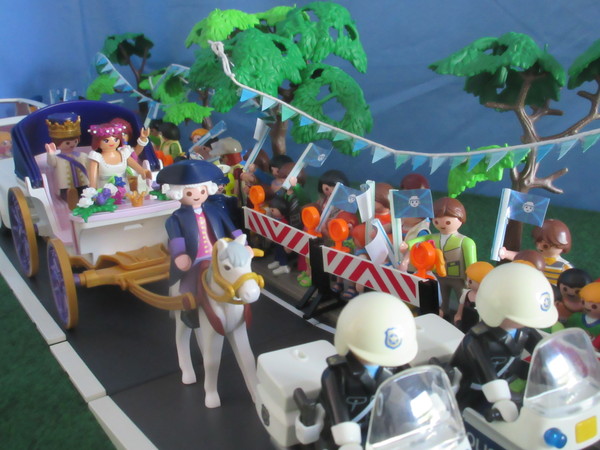 It's Royal Wedding day for the Playmobil people in our house...