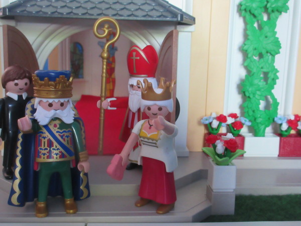 It's Royal Wedding day for the Playmobil people in our house...