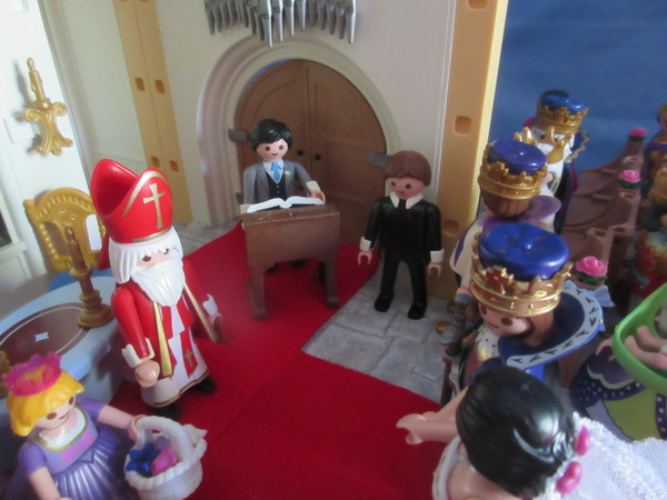 It's Royal Wedding day for the Playmobil people in our house...