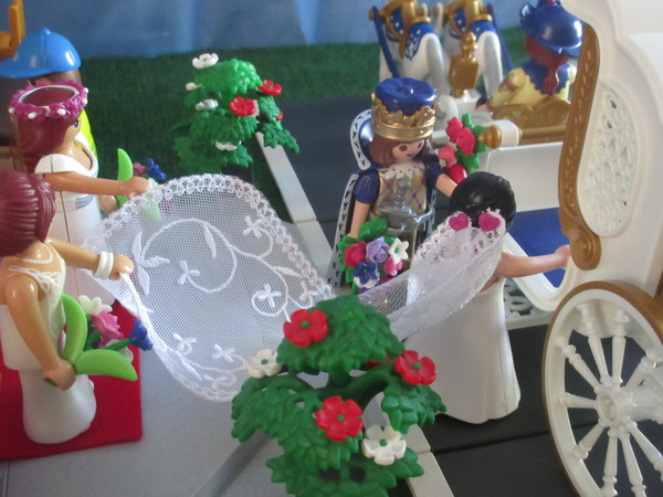 It's Royal Wedding day for the Playmobil people in our house...