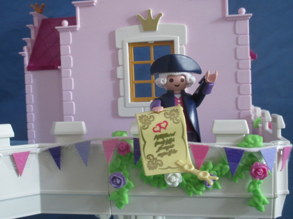 It's Royal Wedding day for the Playmobil people in our house...