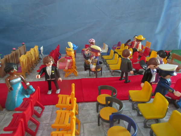 It's Royal Wedding day for the Playmobil people in our house...