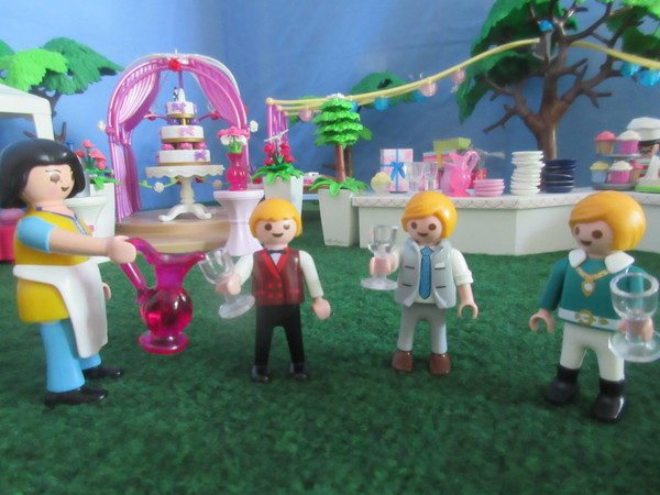 It's Royal Wedding day for the Playmobil people in our house...