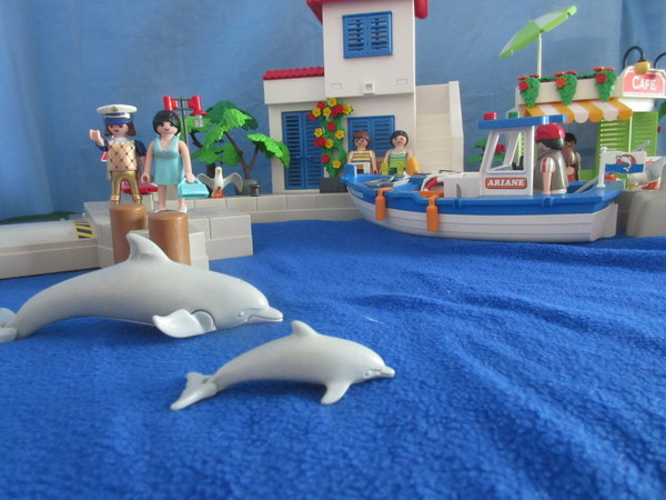 It's Royal Wedding day for the Playmobil people in our house...