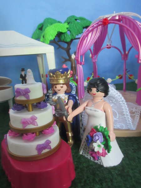 It's Royal Wedding day for the Playmobil people in our house...
