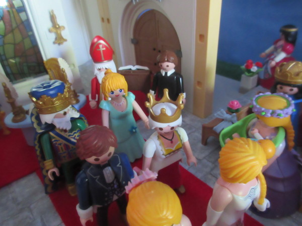 It's Royal Wedding day for the Playmobil people in our house...