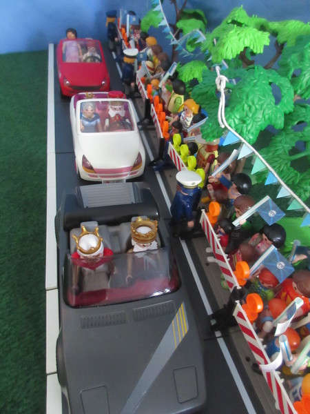 It's Royal Wedding day for the Playmobil people in our house...