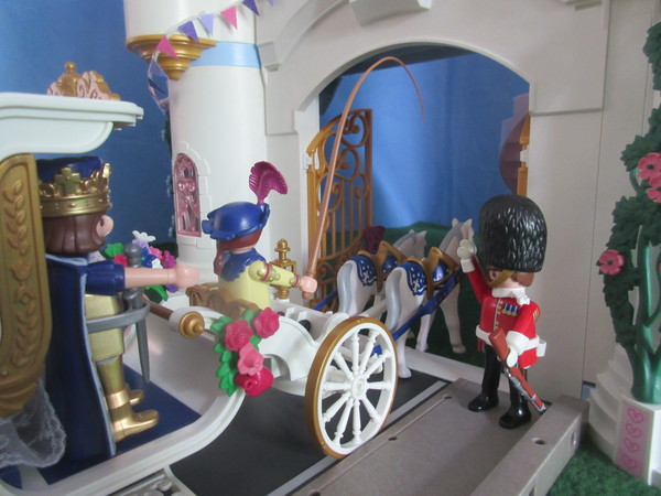 It's Royal Wedding day for the Playmobil people in our house...