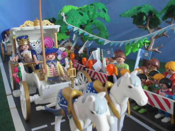 It's Royal Wedding day for the Playmobil people in our house...