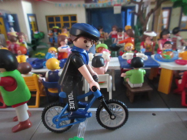 It's Royal Wedding day for the Playmobil people in our house...