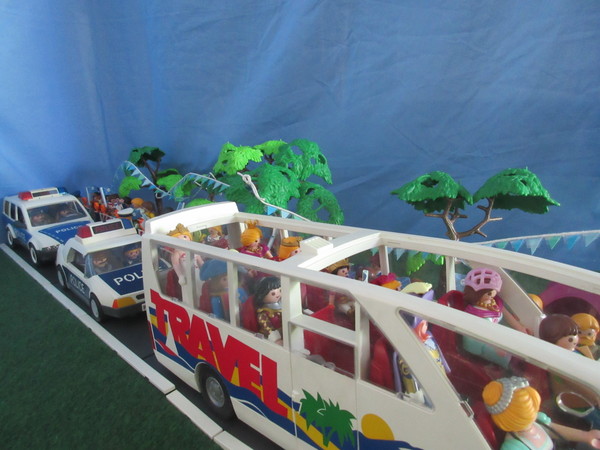 It's Royal Wedding day for the Playmobil people in our house...