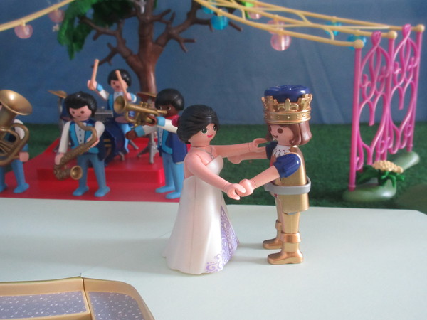 It's Royal Wedding day for the Playmobil people in our house...