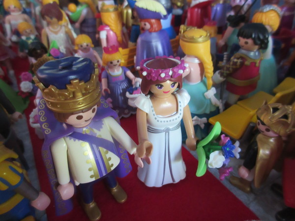 It's Royal Wedding day for the Playmobil people in our house...