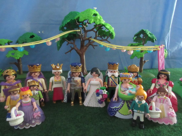 It's Royal Wedding day for the Playmobil people in our house...