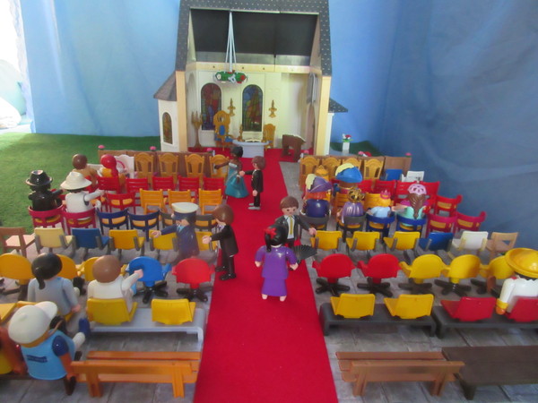 It's Royal Wedding day for the Playmobil people in our house...