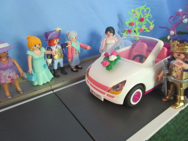 It's Royal Wedding day for the Playmobil people in our house...