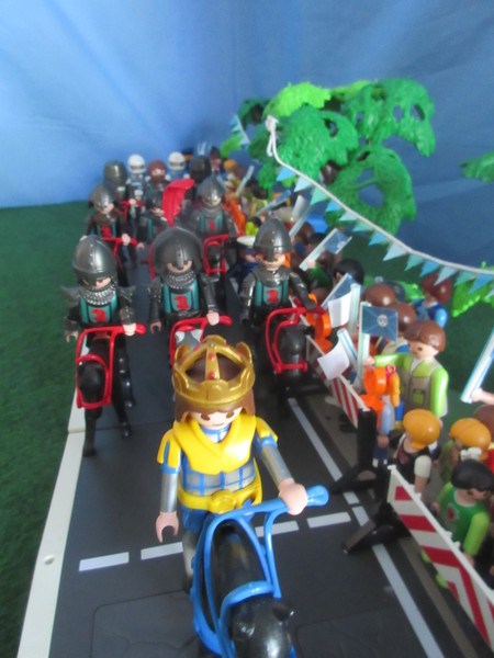 It's Royal Wedding day for the Playmobil people in our house...