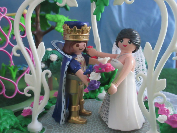 It's Royal Wedding day for the Playmobil people in our house...