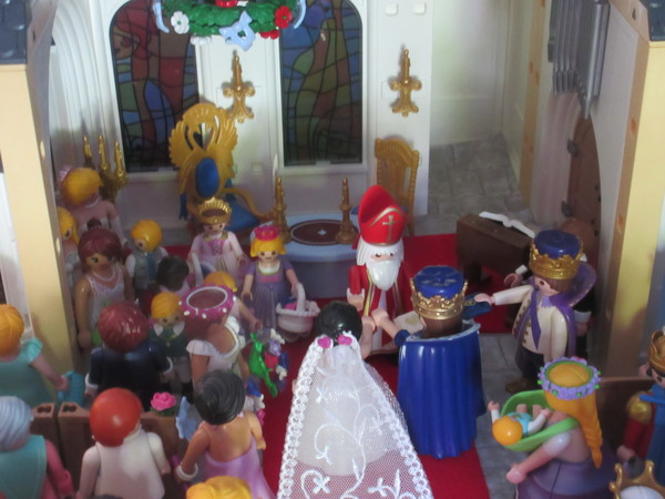 It's Royal Wedding day for the Playmobil people in our house...