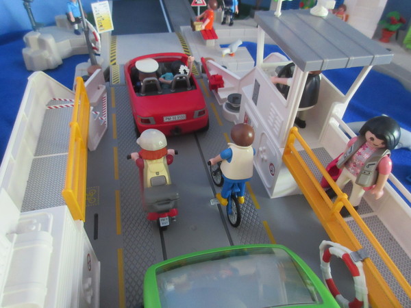 It's Royal Wedding day for the Playmobil people in our house...