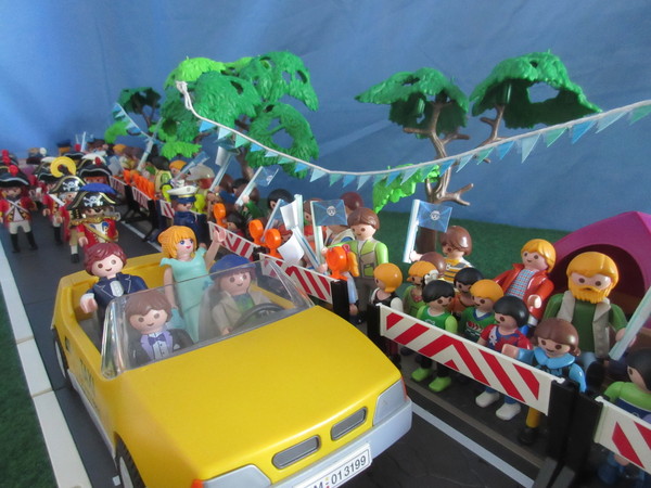 It's Royal Wedding day for the Playmobil people in our house...