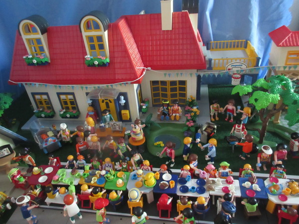 It's Royal Wedding day for the Playmobil people in our house...