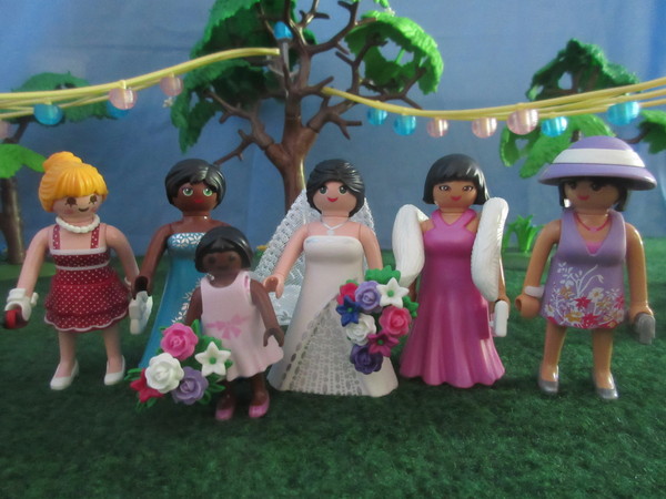 It's Royal Wedding day for the Playmobil people in our house...