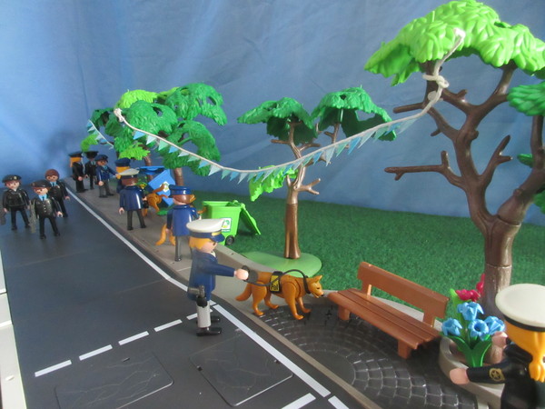 It's Royal Wedding day for the Playmobil people in our house...