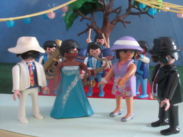 It's Royal Wedding day for the Playmobil people in our house...