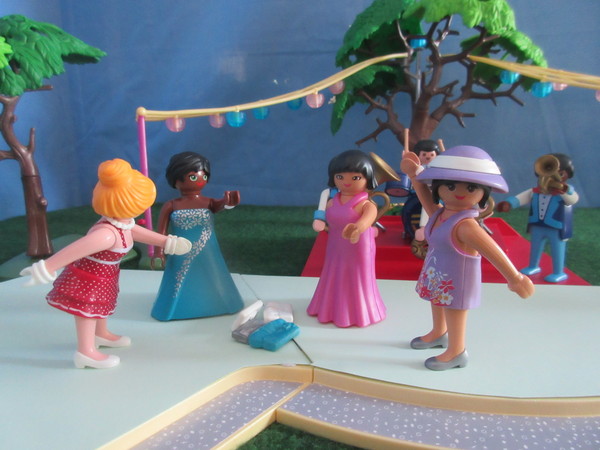 It's Royal Wedding day for the Playmobil people in our house...