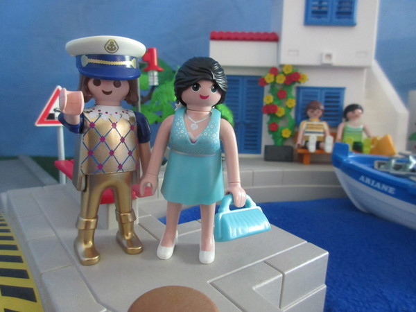 It's Royal Wedding day for the Playmobil people in our house...