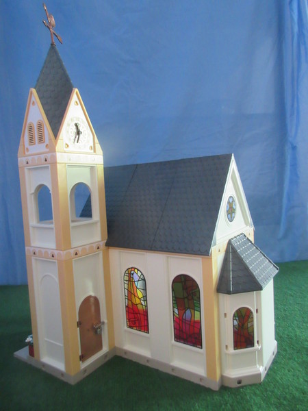 It's Royal Wedding day for the Playmobil people in our house...