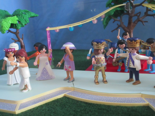 It's Royal Wedding day for the Playmobil people in our house...