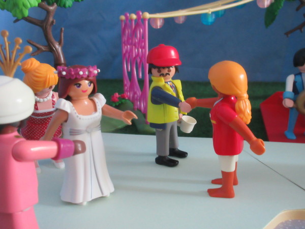 It's Royal Wedding day for the Playmobil people in our house...