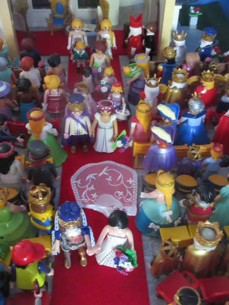 It's Royal Wedding day for the Playmobil people in our house...