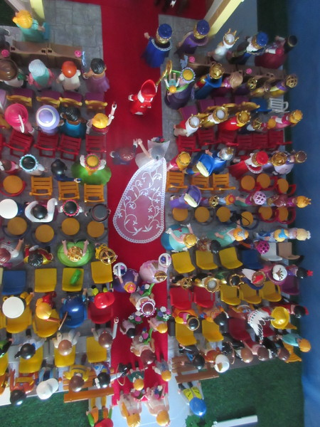 It's Royal Wedding day for the Playmobil people in our house...