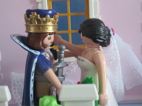 It's Royal Wedding day for the Playmobil people in our house...