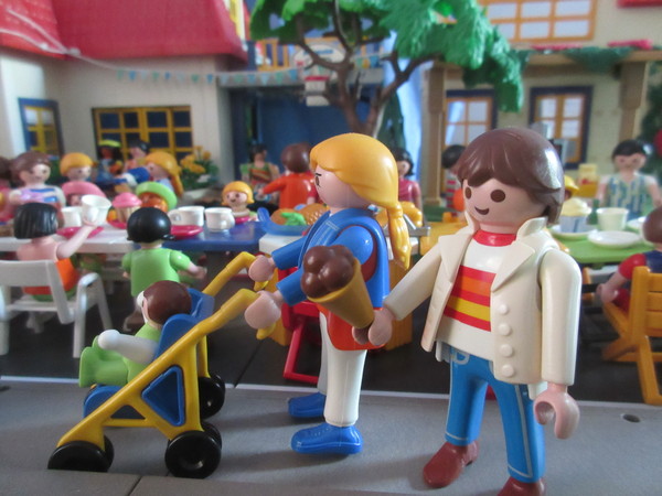 It's Royal Wedding day for the Playmobil people in our house...