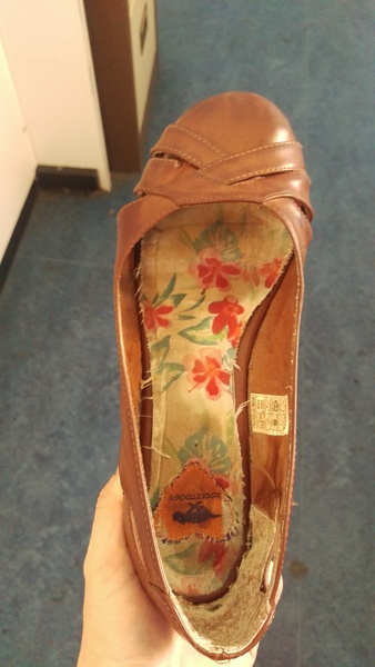 I need to replace these shoes. Help me find a replacement please.